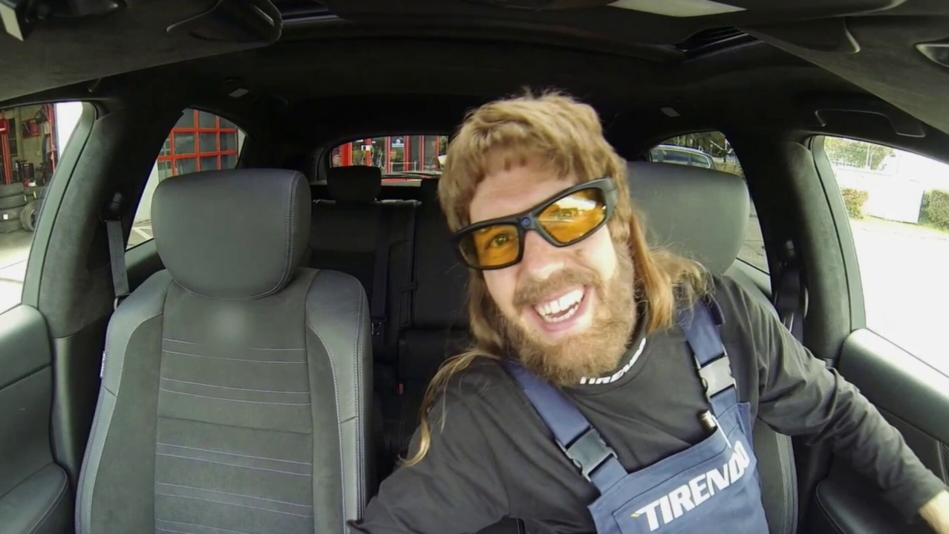 Vettel sonr&iacute;e durante el anuncio