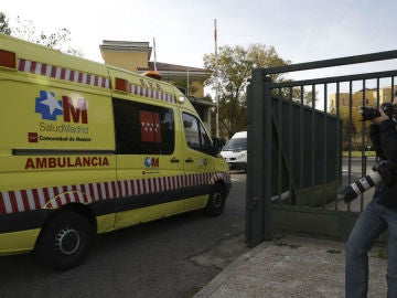 Momento en el que la ambulancia con la cooperante española llega al hospital Carlos III