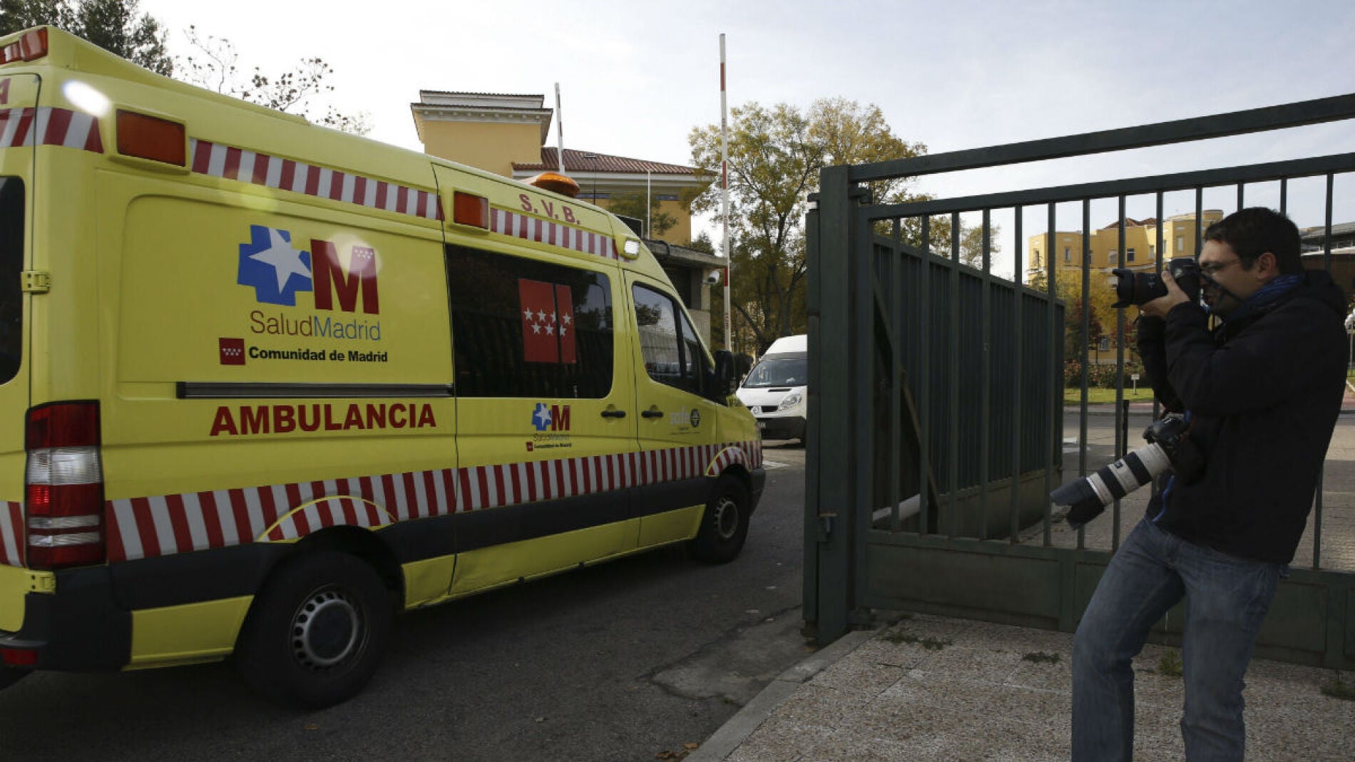 Momento en el que la ambulancia con la cooperante espa&ntilde;ola llega al hospital Carlos III