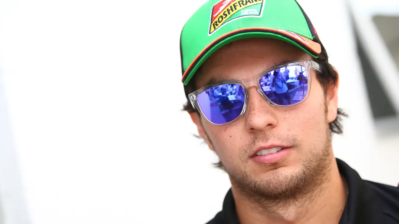 Sergio Pérez, en el paddock de Yas Marina