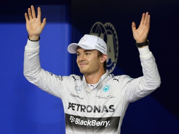 Rosberg saluda a los aficionados tras conseguir la pole en Yas Marina