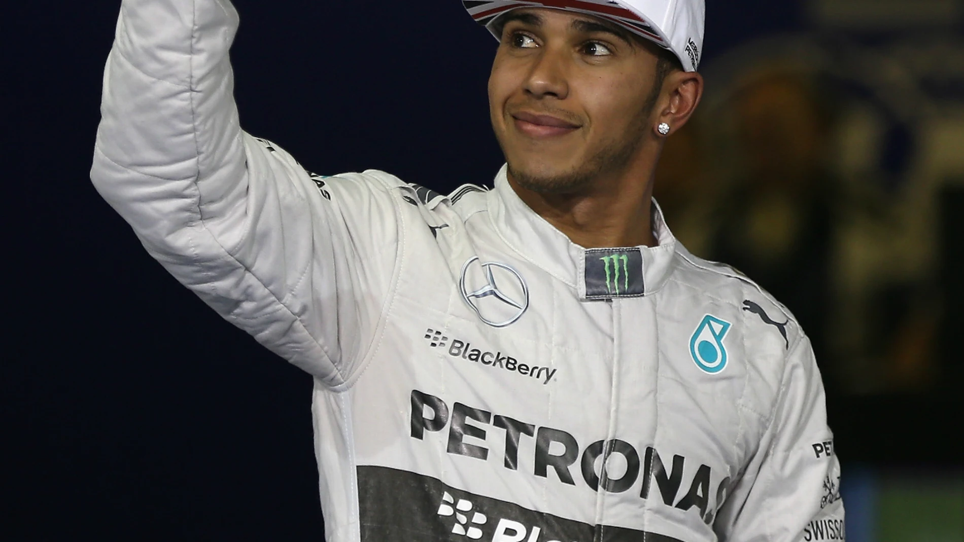 Lewis Hamilton saluda a la afición