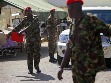 Policías en un control de Kenia.