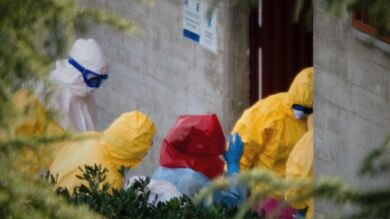La cooperante repatriada desde Malí sigue asintomática en la sexta planta del Carlos III