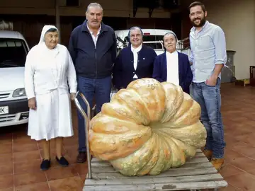 El agricultor posa con la calabaza y los gestores del Banco de Alimentos El agricultor posa con la calabaza y los gestores del Banco de Alimentos