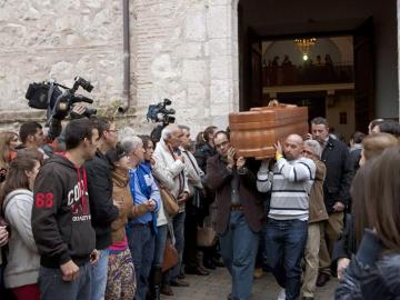 El féretro con los restos mortales de una de las tres adolescentes fallecidas en Fuensalida (Toledo)