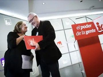El líder de IU, Cayo Lara, y Marga Ferré. El líder de IU, Cayo Lara, y Marga Ferré.