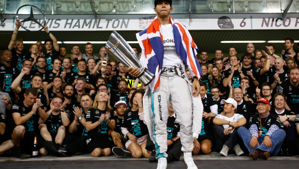 Hamilton, vitoreado por Mercedes