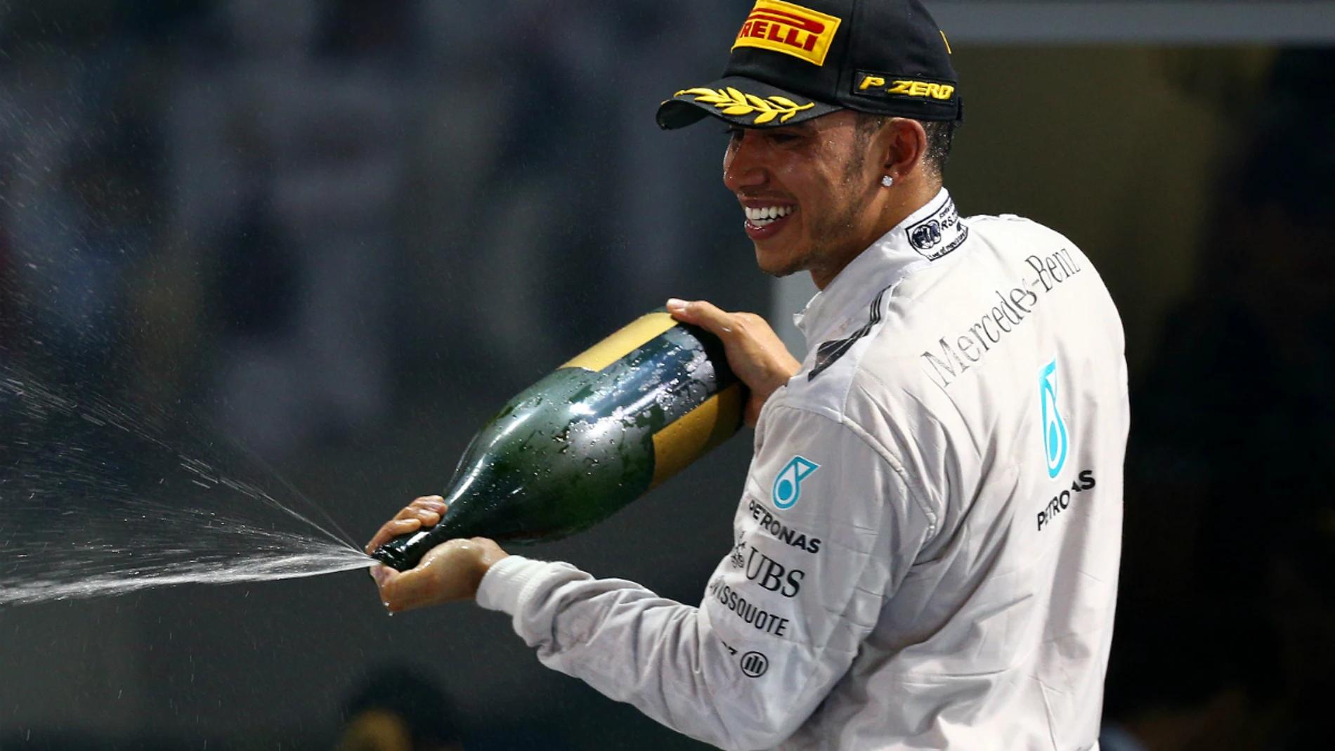 Hamilton, sonriente en el podio de Abu Dabi