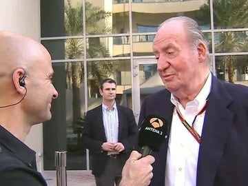 El Rey Juan Carlos charla con Antonio Lobato en Abu Dabi