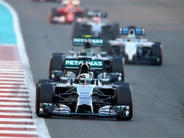 Lewis venció a Rosberg en la salida