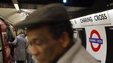Un incendio en un tren obliga a evacuar la estación de Charing Cross en Londres