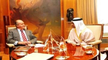 El rey Don Juan Carlos en una reunión con un representante árabe.