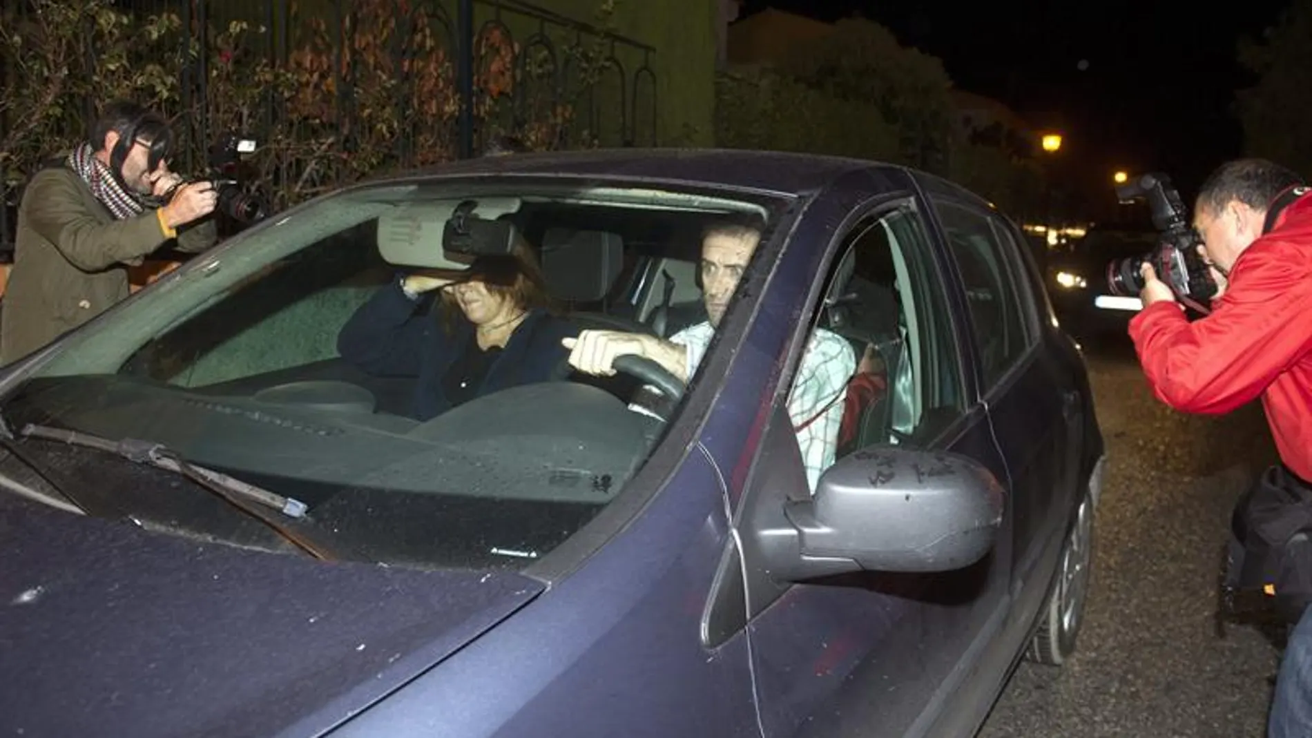 Un coche traslada a uno de los tres sacerdotes y al seglar detenidos Un coche traslada a uno de los tres sacerdotes y al seglar detenidos