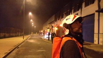 Bomberos trabajando en el incendio