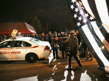 Un agente dispara en mitad de los disturbios en Ferguson