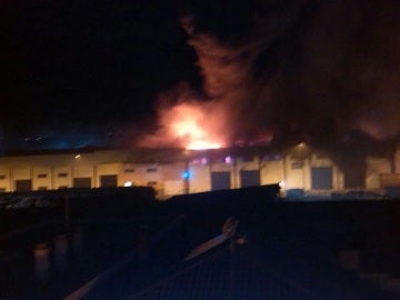 Un incendio que ha arrasado 12 naves del polígono industrial Los Olivos de Santiponce en Sevilla