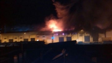 Un incendio que ha arrasado 12 naves del polígono industrial Los Olivos de Santiponce en Sevilla