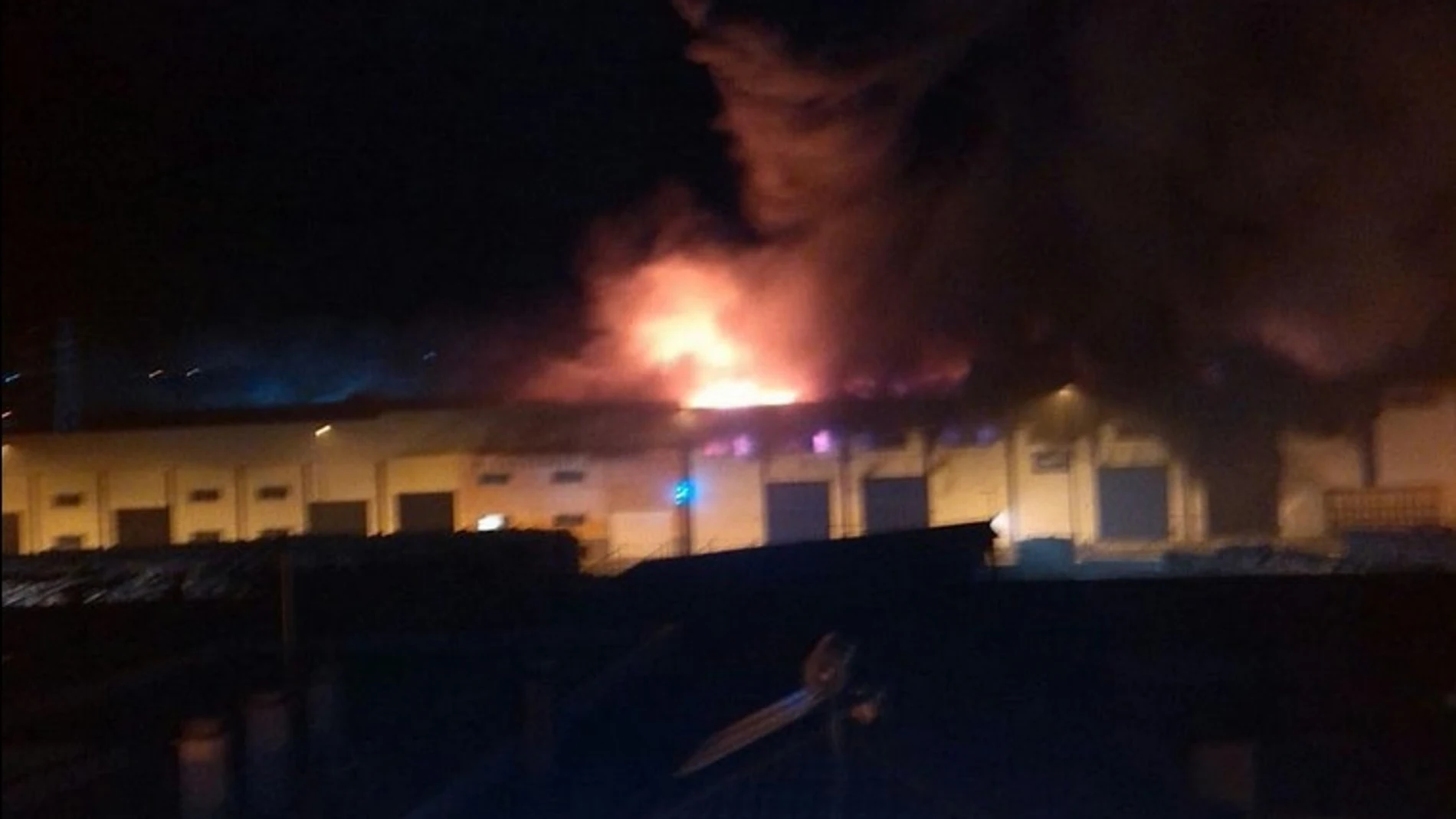 Un incendio que ha arrasado 12 naves del polígono industrial Los Olivos de Santiponce en Sevilla Un incendio que ha arrasado 12 naves del polígono industrial Los Olivos de Santiponce en Sevilla
