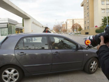 Un coche traslada a uno de los detenidos