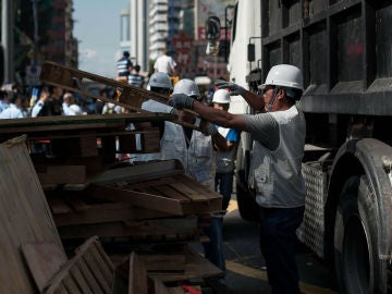 Agentes autorizados retiran el campamento de Mong Kok, en Hong Kong