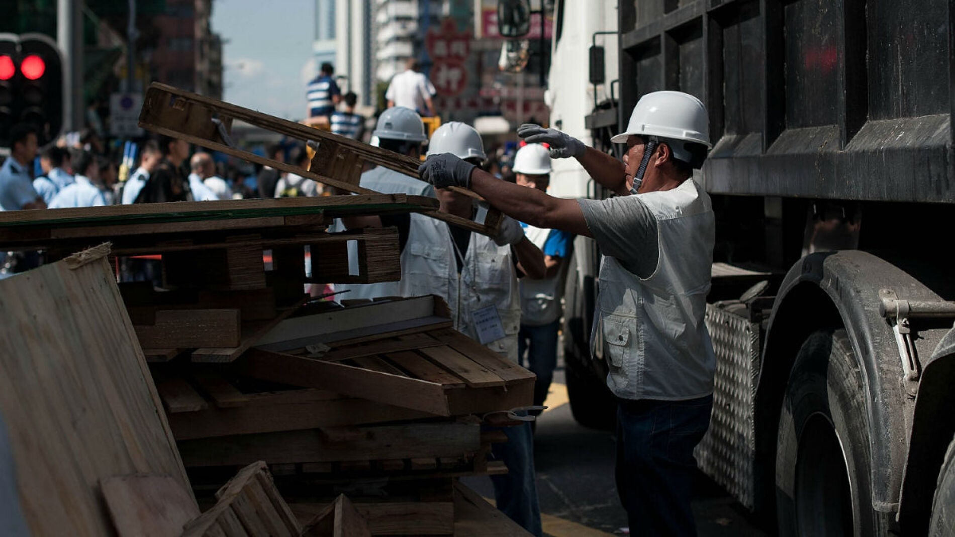 Agentes autorizados retiran el campamento de Mong Kok, en Hong Kong