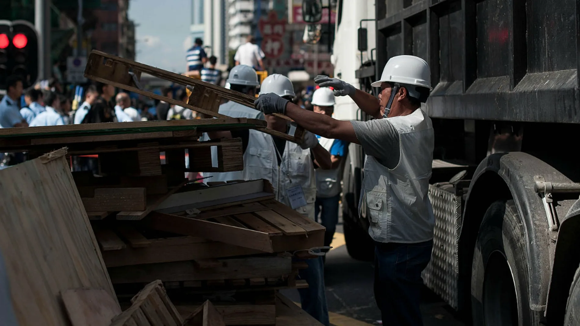 Agentes autorizados retiran el campamento de Mong Kok, en Hong Kong Agentes autorizados retiran el campamento de Mong Kok, en Hong Kong
