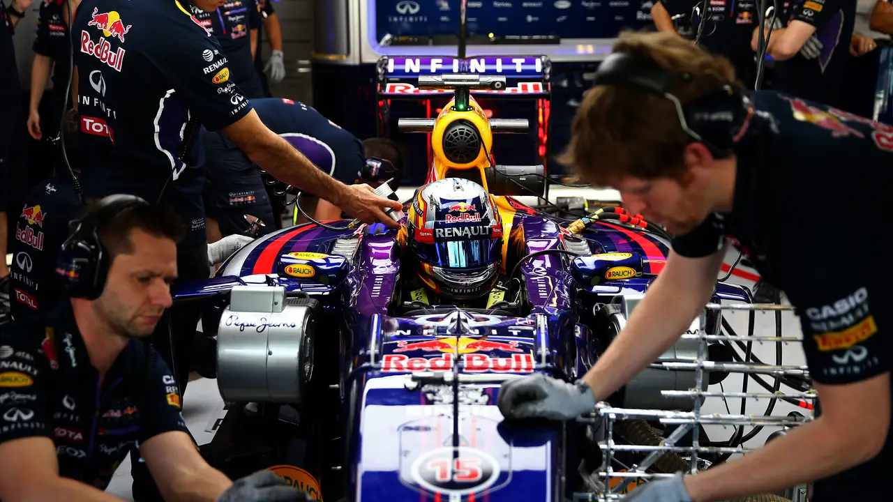 Carlos Sainz Jr, dentro del monoplaza de Red Bull