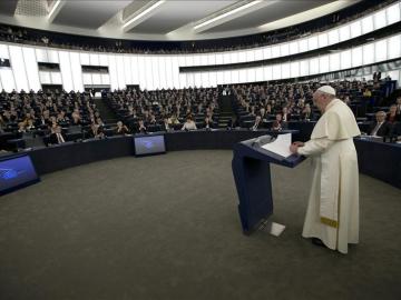 El papa habla a una Europa "envejecida" y le pide que recupere sus valores