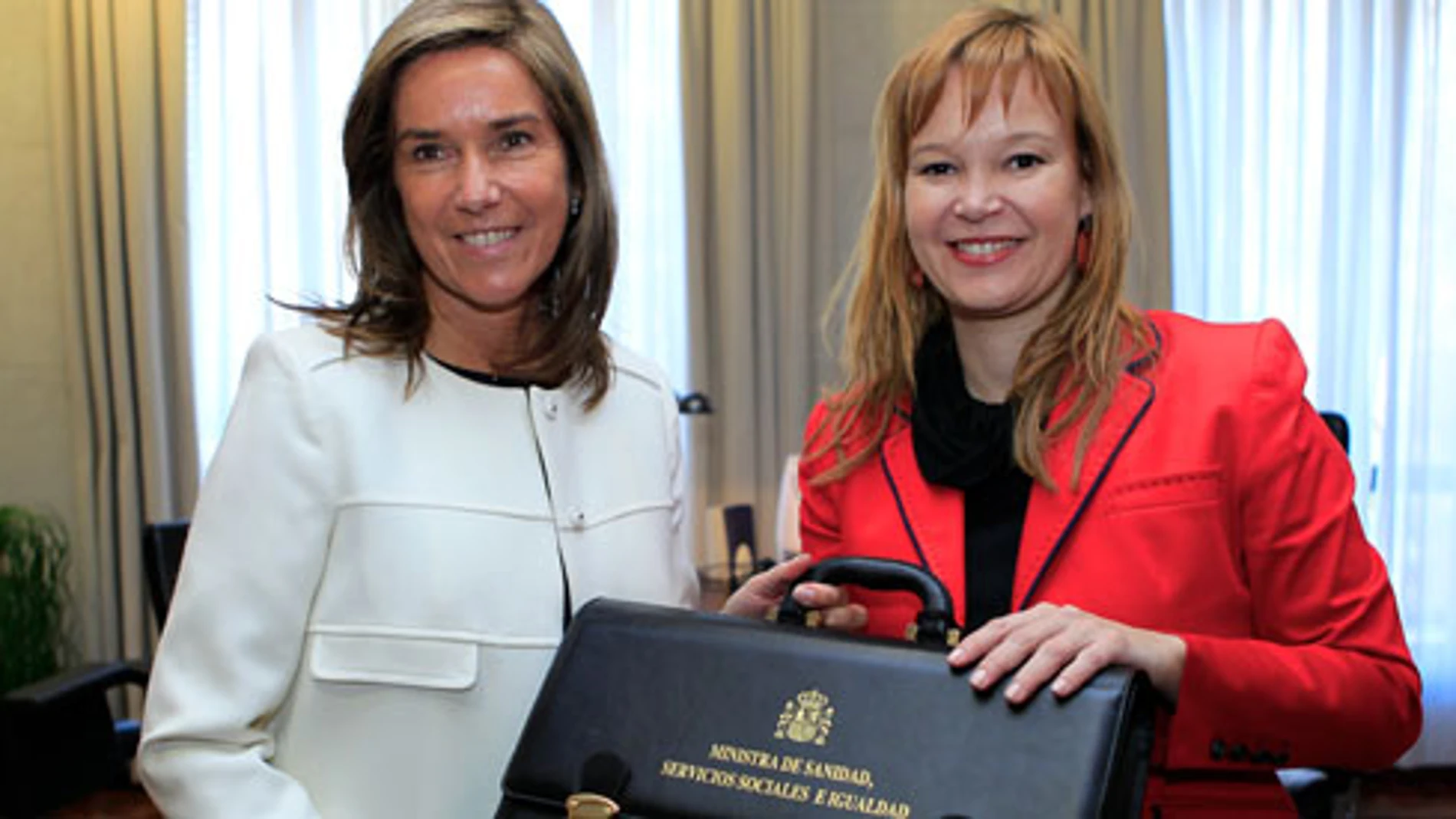 Ana Mato recibió su cartera de Leire Pajín Ana Mato recibió su cartera de Leire Pajín