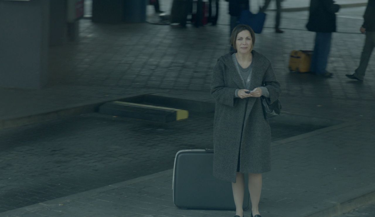 Los dos hermanos son abandonados por su madre