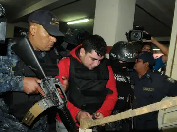 Policías hondureños custodian a Plutarco Ruiz, presunto responsable del crimen de la Miss Honduras Policías hondureños custodian a Plutarco Ruiz, presunto responsable del crimen de la Miss Honduras