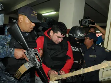 Policías hondureños custodian a Plutarco Ruiz, presunto responsable del crimen de la Miss Honduras Policías hondureños custodian a Plutarco Ruiz, presunto responsable del crimen de la Miss Honduras