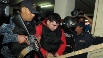 Policías hondureños custodian a Plutarco Ruiz, presunto responsable del crimen de la Miss Honduras
