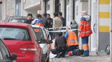 Una policía y un atracador fallecen en un robo a una sucursal bancaria en Vigo