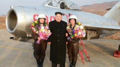 Kim Jong-un se fotografía con las primeras mujeres pilotos de caza norcoreanas