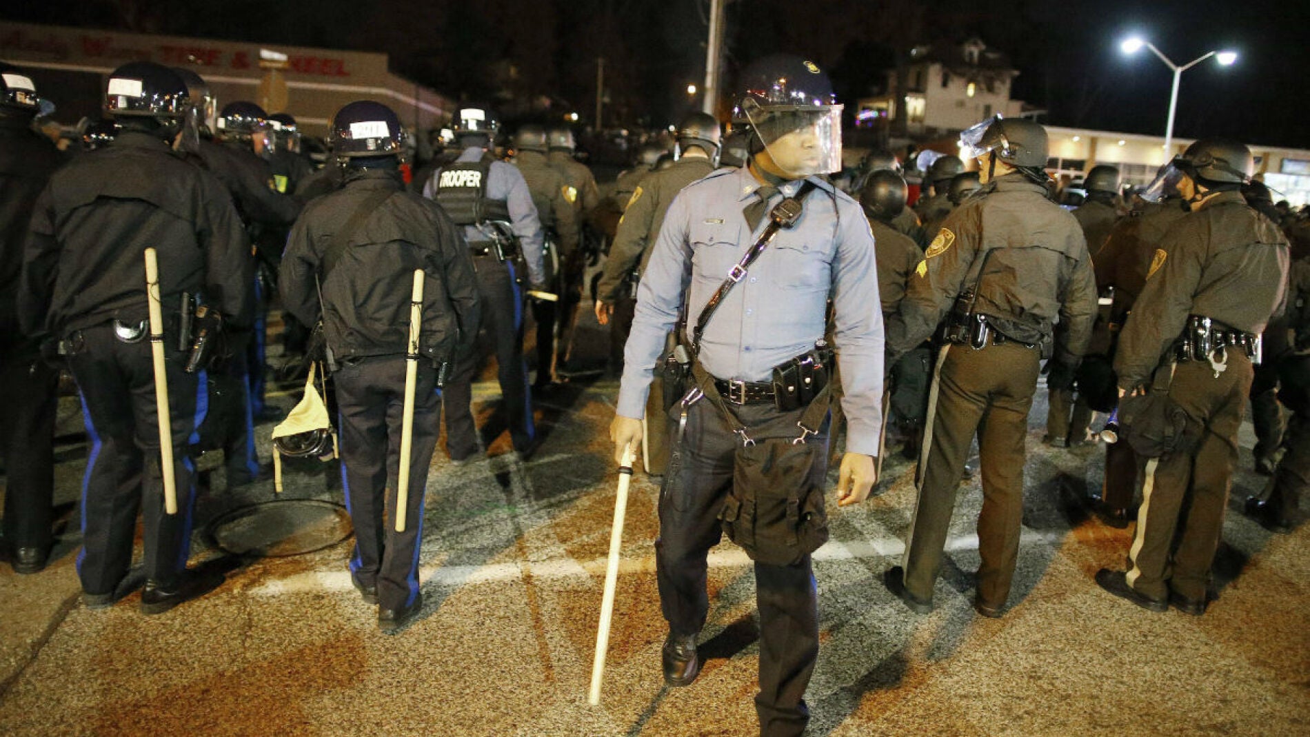 Los polic&iacute;as tratan de controlar las protestas en Ferguson