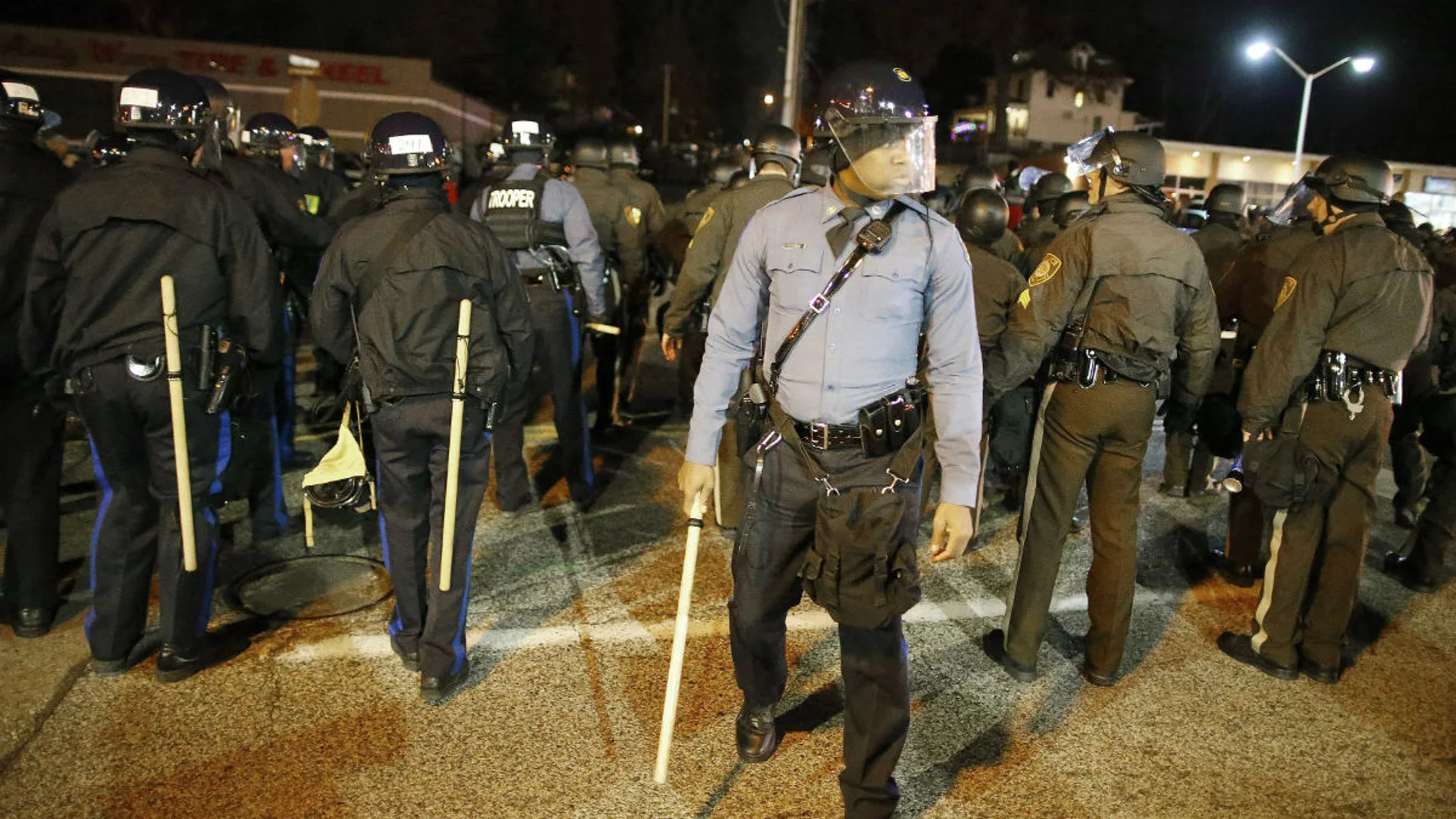 Los policías tratan de controlar las protestas en Ferguson Los policías tratan de controlar las protestas en Ferguson