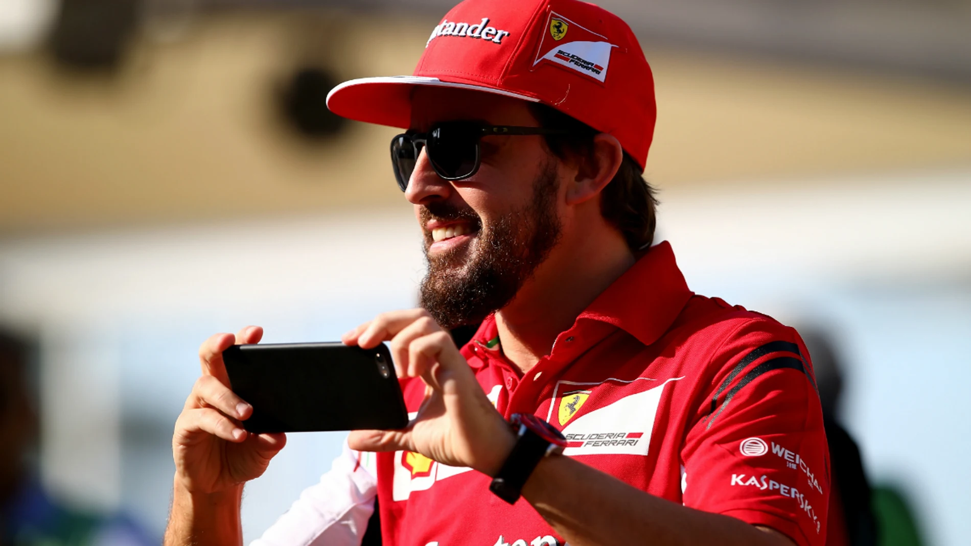 Alonso, sonriente, con su móvil