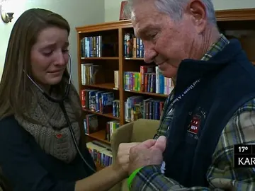 Escuchando el corazón trasplantado de su hermano Escuchando el corazón trasplantado de su hermano