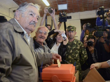 José Mujica, votando