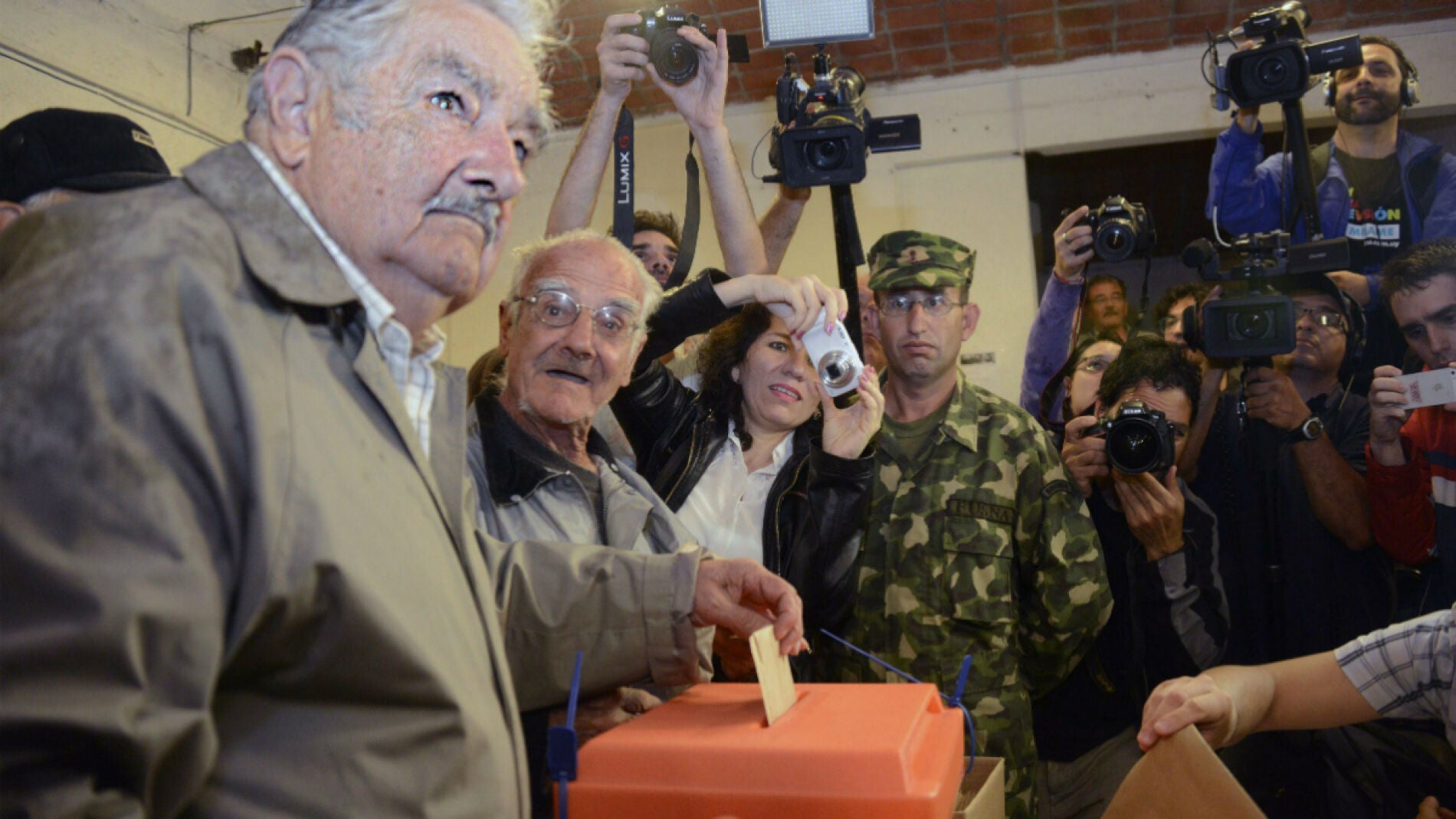Jos&eacute; Mujica, votando