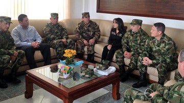 Altos mandos militares reunidos con los liberados por las FARC