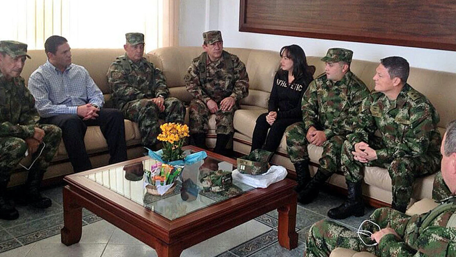 Altos mandos militares reunidos con los liberados por las FARC Altos mandos militares reunidos con los liberados por las FARC