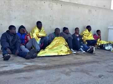 Llega a Melilla una patera con 17 inmigrantes y detienen a 4 por agresiones
