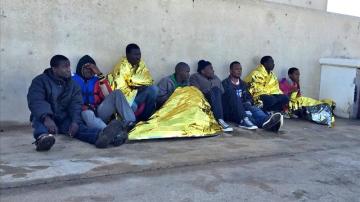 Llega a Melilla una patera con 17 inmigrantes y detienen a 4 por agresiones