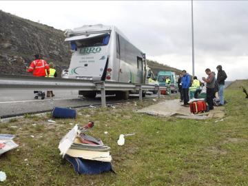 El microbús acabó destrozado