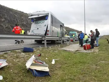 El microbús acabó destrozado El microbús acabó destrozado