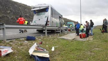 El microbús acabó destrozado