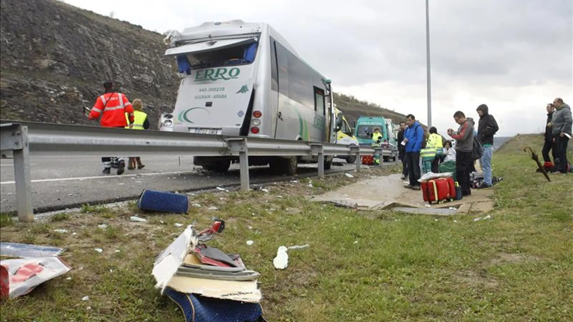 El microbús acabó destrozado El microbús acabó destrozado